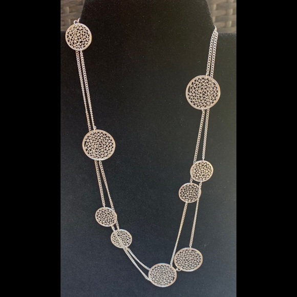 Silvertone necklace filigree circle flat disc,Marilyn Schiff collection.PreLoved - Picture 2 of 2